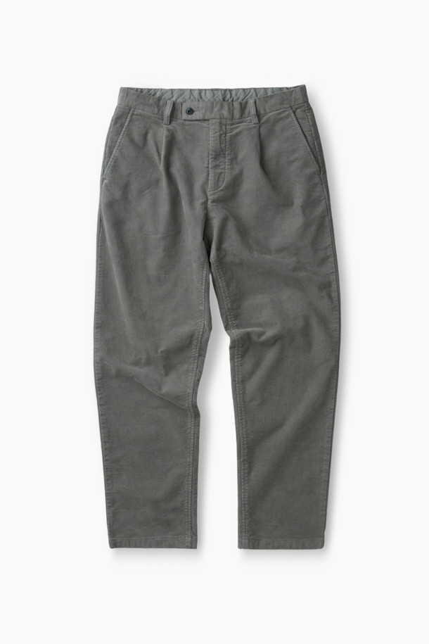 몰스킨 다잉 테이퍼드 팬츠는 가을, 겨울 시즌에 어울리는 남성용 바지입니다. 부드러운 촉감의 면과 스판덱스 혼방 소재로 제작되어 편안한 착용감을 선사하며, 두께감 있는 원단으로 보온성을 높였습니다. 가먼트 다잉 처리로 자연스러운 색감과 빈티지한 느낌을 살렸으며, 베이직하고 캐주얼한 스타일에 핏한 디자인입니다. 원턱 디자인과 테이퍼드 핏으로 다리가 길어 보이는 효과를 주며, 출근룩이나 비즈니스 캐주얼, 캐주얼, 클래식, 미니멀 스타일 연출에 적합합니다. 헨리코튼 라벨과 양쪽 사이드 포켓, 뒷 포켓 디테일로 실용성을 더했습니다.
