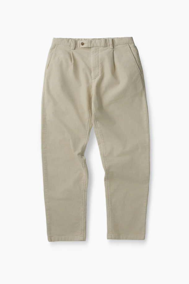 매끄러운 촉감과 따뜻한 착용감을 선사하는 몰스킨 다잉 테이퍼드 팬츠입니다. 가먼트 다잉 처리로 은은한 색감과 자연스러운 멋을 더했으며, 면과 스판덱스 혼방 소재로 편안한 활동성을 제공합니다. 여유 있는 핏과 원턱 디자인으로 세련된 실루엣을 연출하며, 양쪽 사이드 포켓과 뒷 포켓으로 실용성을 높였습니다. 가을, 겨울 시즌 출근룩, 비즈니스 캐주얼, 캐주얼, 클래식, 미니멀 스타일 모두 소화 가능한 베이직 아이템으로 헨리코튼 라벨이 부착되어 있습니다.
