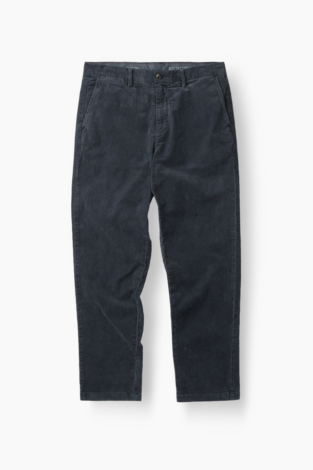 부드러운 코듀로이 소재로 제작되어 편안한 착용감을 선사하는 '코듀로이 다잉 테이퍼드 팬츠'입니다. 가먼트 다잉 기법을 적용하여 은은한 네이비 컬러를 연출하며, 캐주얼 및 클래식 스타일을 모두 소화할 수 있습니다. 쌀쌀한 가을, 겨울철에 따뜻하게 입을 수 있으며, 출근룩이나 모임룩으로 활용하기 좋습니다. 양 사이드 포켓과 뒷 포켓 디테일은 실용성을 더하고, 헨리코튼 라벨로 포인트를 주었습니다. 테이퍼드 핏으로 다리가 길어 보이는 효과를 줍니다.
