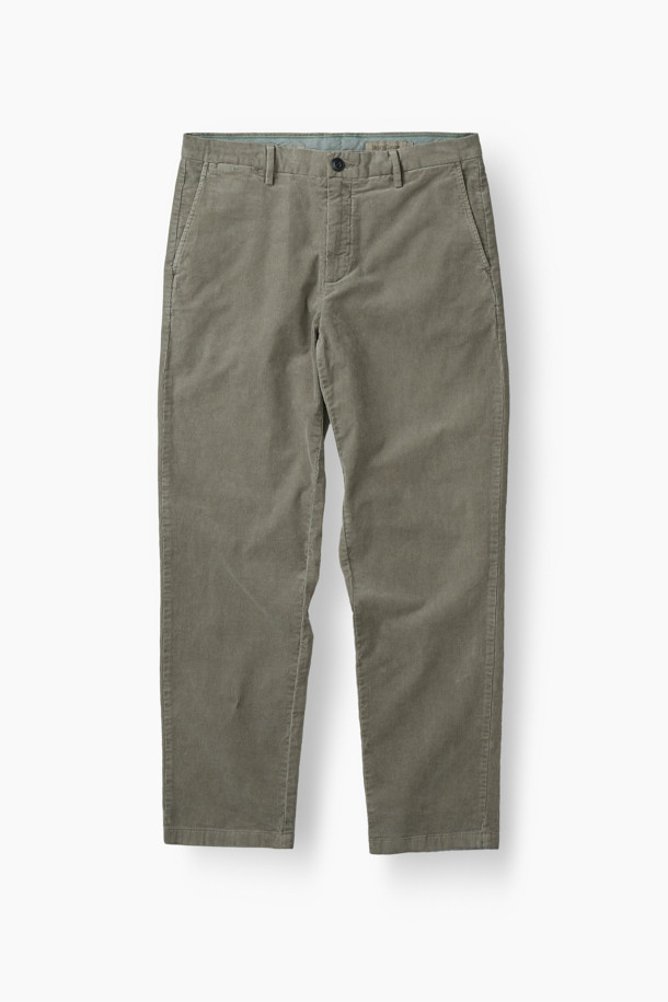 부드러운 코듀로이 소재로 제작되어 편안한 착용감을 선사하는 코듀로이 다잉 테이퍼드 팬츠입니다. 가을, 겨울 시즌에 어울리는 긴 기장감과 베이직한 디자인으로, 캐주얼하고 미니멀한 스타일을 연출하기 좋습니다. 카키, 올리브 두 가지 색상으로 출시되어, 출근룩이나 데이트룩 등 다양한 TPO에 활용 가능합니다. 가먼트다잉 공법으로 은은한 색감과 포켓 디자인이 특징이며, 면, 스판 혼방으로 제작되어 활동성을 높였습니다. 테이퍼드 핏으로 다리 라인을 슬림하게 잡아주어 세련된 핏을 완성합니다.
