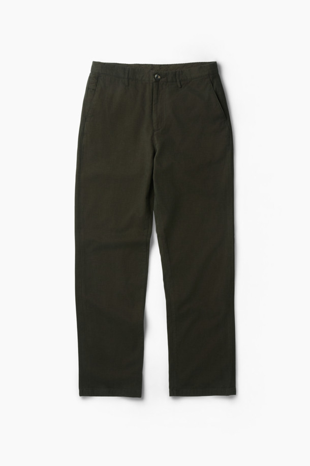 이탈리안 패브릭 캐시미어 블렌디드 다잉 팬츠는 가을, 겨울 시즌에 어울리는 캐주얼 스타일의 테이퍼드핏 긴바지입니다. 이태리 Sondrio사의 고급 원단을 사용하여 부드러운 촉감을 자랑하며, 캐시미어와 면 혼방으로 제작되어 편안한 착용감을 선사합니다. 가먼트 다잉 처리로 은은한 컬러감을 더했으며, 카키 색상으로 다양한 상의와 매치하기 용이합니다. 양 사이드 포켓과 뒷 포켓 디테일로 실용성을 높였으며, 가을 나들이룩 또는 겨울 데일리룩으로 활용하기 좋습니다.
