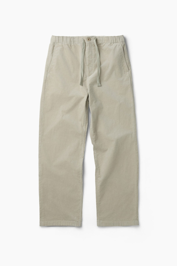 부드러운 코듀로이 소재로 제작되어 편안한 착용감을 선사하는 코듀로이 스트링 팬츠입니다. 일상생활에서 활용하기 좋은 릴랙스핏 디자인으로, 캐주얼하고 미니멀한 스타일을 연출합니다. 허리 드로우스트링으로 허리 사이즈를 조절할 수 있으며, 양 사이드 포켓과 뒷포켓으로 실용성을 더했습니다. 가을과 겨울에 따뜻하게 착용할 수 있으며, 베이지 색상으로 다양한 상의와 매치하기 용이합니다. 출근룩과 캠핑룩 등, TPO에 맞게 폭넓게 활용할 수 있습니다.
