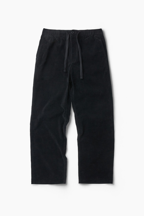 부드러운 코듀로이 소재로 제작되어 포근한 착용감을 선사하는 코듀로이 스트링 팬츠입니다. 허리 드로우스트링으로 편안한 착용감과 핏 조절이 가능하며, 양 사이드 포켓과 뒷 포켓으로 실용성을 더했습니다. 캐주얼, 미니멀, 클래식 스타일을 모두 아우르는 디자인으로, 출근룩이나 캠핑룩 등 다양한 TPO에 활용하기 좋습니다. 가을, 겨울 시즌에 안성맞춤이며, 릴랙스핏으로 편안하게 활동할 수 있습니다. 무지 디자인의 블랙 컬러로 어떤 상의와도 쉽게 매치하여 스타일리시한 룩을 연출해보세요.
