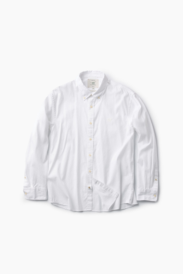 가을 잔조직 셔츠는 베이직한 스타일의 면 셔츠입니다. 화이트 컬러의 레귤러핏으로, 출근룩, 비즈니스 캐주얼, 오피스룩 등 다양한 TPO에 적합합니다. 긴 소매와 버튼다운 네크라인 디자인이 특징이며, 가슴 부분의 로고 자수 디테일이 돋보입니다. 은은한 조직감과 뒷면 요크 주름으로 세련된 실루엣을 연출하며, 클래식, 미니멀, 캐주얼 스타일을 모두 소화할 수 있습니다.
