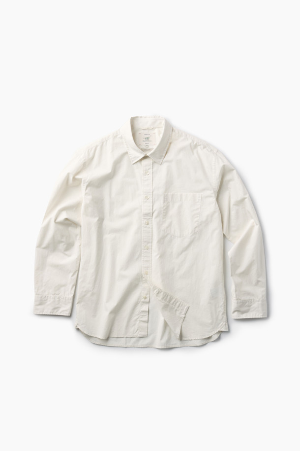 [Imported Fabric] 가을 솔리드 셔츠 (릴렉스핏)는 부드러운 면 소재로 제작되어 편안한 착용감을 선사합니다. 베이직하고 캐주얼한 스타일로 출근룩, 데이트룩 등 다양한 TPO에 활용 가능하며, 미니멀, 캐주얼, 클래식 스타일을 선호하는 분들께 적합합니다. 릴렉스 핏으로 편안하게 떨어지는 실루엣과 칼라넥 디자인이 특징이며, 가슴 포켓과 뒷면 요크 주름, 헨리코튼 라벨 디테일로 포인트를 더했습니다. 화이트, 아이보리 두 가지 솔리드 컬러로 출시되어 가을 시즌 데일리 셔츠로 활용하기 좋습니다. 긴 소매 기장의 레귤러 기장 셔츠입니다.
