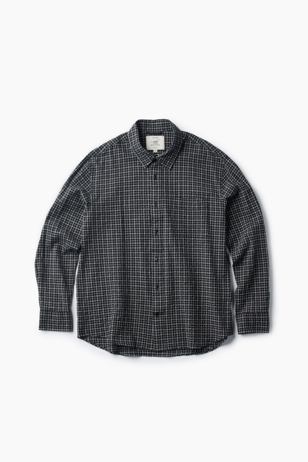 블랙 써커 체크 셔츠 (컴포트핏)는 비즈니스 캐주얼과 일상 모두에 어울리는 셔츠입니다. 시원한 착용감을 선사하는 시어서커 원단과 신축성 있는 소재로 편안한 착용감을 제공합니다. 캐주얼, 클래식, 미니멀 스타일을 모두 소화할 수 있으며, 가을에 적합합니다. 블랙 컬러의 체크 패턴과 긴 소매 디자인이 특징이며, 가슴 포켓과 뒷면 요크 주름 디테일로 포인트를 더했습니다. 가슴둘레는 122CM이며, 컴포트핏으로 제작되었습니다.
