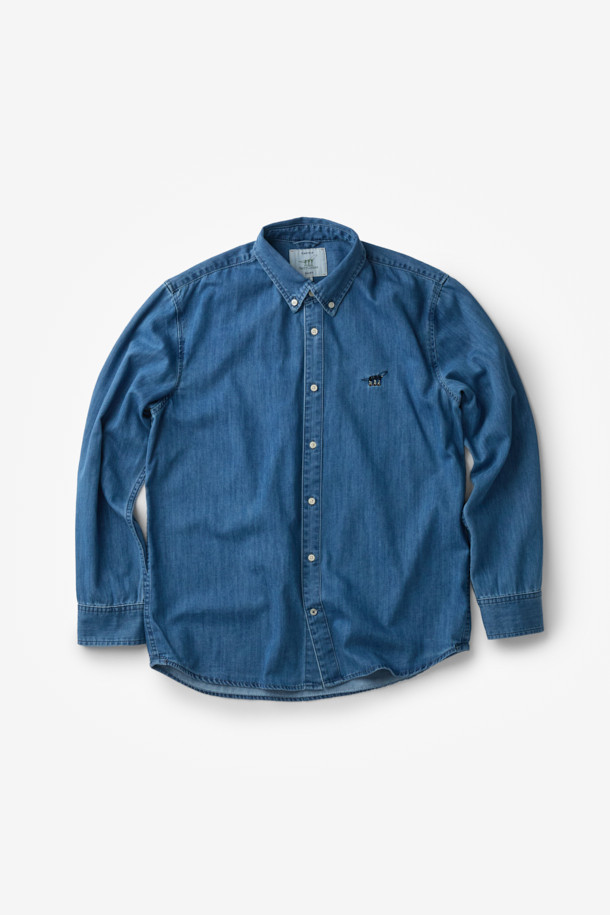 캐주얼과 클래식 스타일을 넘나드는 데님 셔츠입니다. 코튼 100% 소재로 제작되어 부드러운 착용감을 선사하며, 레귤러핏으로 편안하게 착용 가능합니다. 은은한 워싱 기법과 뒷면 요크 주름 디테일이 돋보이며, 컬러 자수 포인트로 은은한 멋을 더했습니다. 가을, 겨울 시즌 데이트룩, 출근룩 등 다양한 TPO에 활용하기 좋은, 활용도 높은 긴소매 셔츠입니다.
