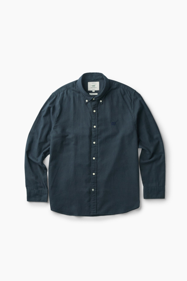 네이비와 그린 컬러로 구성된 마이크로 하운드투스 셔츠입니다. 잦은 마찰에도 튼튼한 트윌 원단에 코튼 100% 소재, 기모 처리로 부드러운 촉감을 선사합니다. 레귤러핏으로 제작되어 편안한 착용감을 제공하며, 버튼다운 네크라인과 긴 소매 기장으로 클래식한 스타일을 연출합니다. 가슴 부분에는 로고 자수 디테일이, 뒷면에는 요크 주름 디테일이 더해져 완성도를 높였습니다. 겨울철 데일리룩, 출근룩, 비즈니스 캐주얼 스타일을 위한 미니멀하고 클래식한 셔츠입니다.
