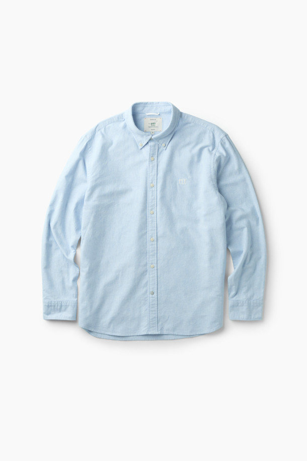 라이트 블루와 화이트 컬러의 핀 스트라이프 셔츠입니다. 옥스포드 기모 원단으로 제작되어 겨울철에도 따뜻하게 착용 가능하며, 부드러운 촉감이 특징입니다. 레귤러핏으로 제작되어 비즈니스 캐주얼 및 일상룩에 활용하기 좋으며, 뒷면 요크 주름 디테일과 가슴 로고 자수가 디자인의 포인트를 더합니다. 버튼다운 칼라와 긴 소매 기장으로 클래식, 미니멀, 캐주얼 스타일을 연출할 수 있습니다. 보온성을 갖춘 베이직한 디자인의 셔츠를 만나보세요.
