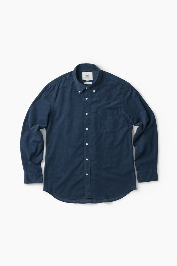 터키 KIPAS사의 수입 코듀로이 원단을 사용한 [Imported Fabric] 코듀로이 솔리드 셔츠 (컴포트핏)입니다. 톤온톤 네이비 컬러의 투톤 배색이 특징이며, 버튼다운 카라 디자인으로 클래식한 분위기를 연출합니다. 가슴 포켓과 뒷면 요크 주름 디테일이 돋보이며, 헨리코튼 라벨로 고급스러움을 더했습니다. 겨울철 비즈니스 캐주얼 및 데일리룩에 활용하기 좋은 긴소매 셔츠입니다. 컴포트핏으로 편안한 착용감을 선사합니다.
