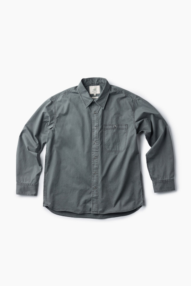 피그먼트 솔리드 셔츠 (릴렉스핏)는 빈티지한 무드를 연출하는 남성용 셔츠입니다. 부드러운 워싱 가공 면 소재로 제작되어 편안한 착용감을 선사하며, 가을, 겨울에 활용하기 좋습니다. 릴렉스핏으로 여유로운 실루엣을 제공하며, 헨리넥 디자인과 가슴 포켓 디테일이 특징입니다. 뒷면 요크 주름으로 활동성을 높였으며, 무지 디자인과 톤 다운된 그레이 컬러로 다양한 스타일 연출에 용이합니다. 캐주얼, 클래식, 미니멀 스타일을 즐겨 입는 분들께 추천하며, 가을 나들이룩, 겨울 데일리룩, 동네 마실룩 등 TPO에 구애받지 않고 활용할 수 있습니다.
