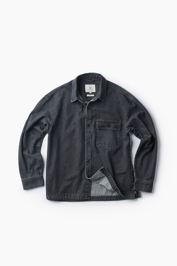 톤 다운된 그레이 컬러의 데님 아우터형 셔츠입니다. 부드러운 면 소재로 제작되어 편안한 착용감을 선사하며, 가을 시즌에 활용하기 좋습니다. 루즈핏으로 제작되어 캐주얼한 스타일을 연출하며, 헨리코튼 포인트 라벨과 옆선 트임, 워싱 가공 디테일이 돋보입니다. 출근룩이나 모임룩 등 다양한 TPO에 활용할 수 있으며, 미니멀, 클래식 스타일과도 잘 어울립니다. 긴 소매 기장의 레귤러 기장으로, 데일리 아이템으로 활용하기 좋습니다.
