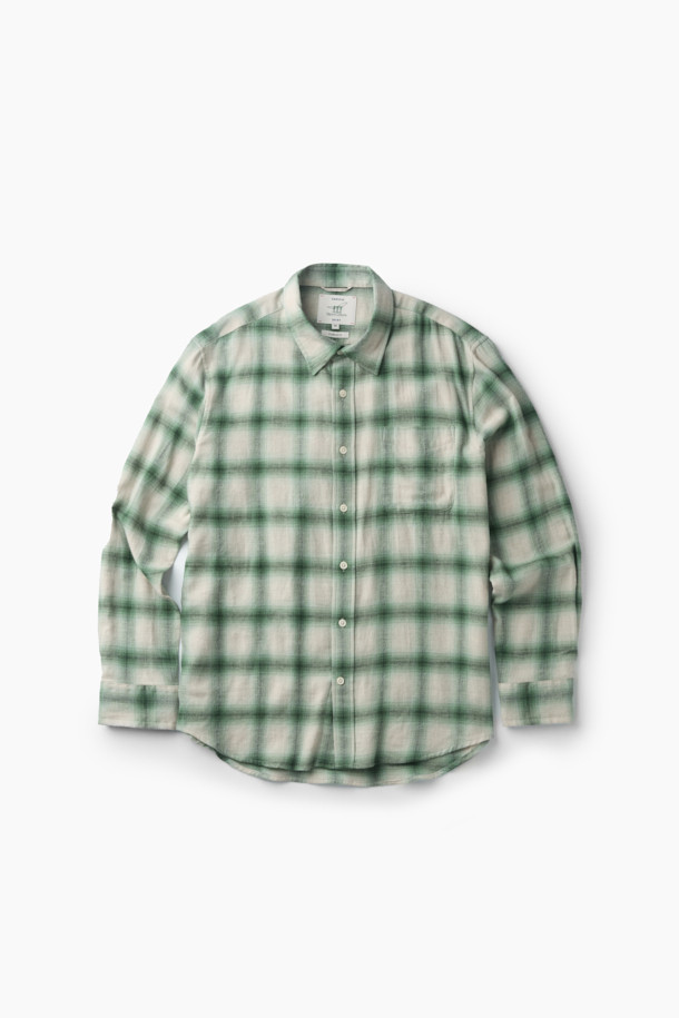 [imported Fabric] 그린 옴브레 체크 셔츠 (컴포트핏)는 캐주얼과 클래식 스타일을 아우르는 남성용 셔츠입니다. 면과 울 혼방 소재로 제작되어 겨울철에도 따뜻하게 착용 가능하며, 두꺼운 두께감으로 포근함을 더했습니다. 그린과 아이보리 컬러가 조화롭게 어우러진 옴브레 체크 패턴이 빈티지한 무드를 자아냅니다. 가슴 포켓, 뒷면 요크 주름, 헨리코튼 라벨 디테일이 돋보이며, 가슴둘레 122CM의 컴포트핏으로 편안한 착용감을 제공합니다. 11월부터 2월까지 착용하기 적합한 긴 소매 셔츠입니다.
