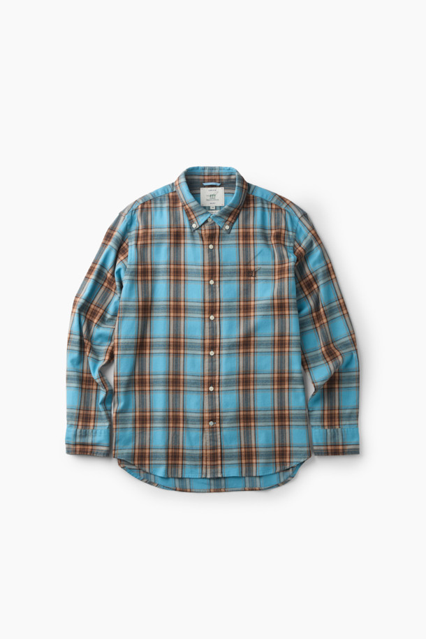 블루와 오렌지, 브라운, 화이트 컬러 배색의 체크 패턴이 돋보이는 셔츠입니다. 부드러운 촉감의 면 100% 트윌 원단으로 제작되어 겨울철에도 따뜻하게 착용할 수 있습니다. 가슴 부분에는 로고 자수 디테일이, 뒷면 요크에는 주름 디테일이 더해져 캐주얼하면서도 클래식한 무드를 연출합니다. 버튼다운 카라와 컴포트 핏으로 제작되어 출근룩이나 비즈니스 캐주얼 스타일에도 활용 가능하며, 미니멀한 스타일을 즐기는 분들께도 추천합니다. 긴 소매 기장으로 다양한 레이어드 연출이 용이합니다.
