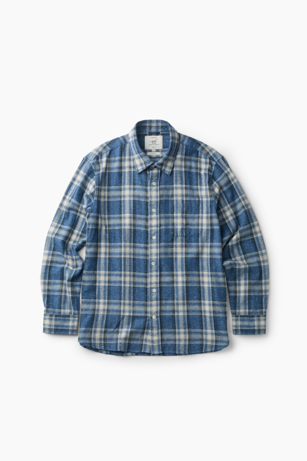 일본 Shibaya(시바야)사의 부드러운 코튼 100% 원단으로 제작된 [Imported Fabric] 블루 체크 셔츠입니다. 캐주얼 스타일에 적합하며, 옴브레, 헤링본 패턴이 조화롭게 디자인되었습니다. 가슴 포켓과 뒷 요크 주름 디테일이 돋보이며, 헨리코튼 라벨로 고급스러움을 더했습니다. 11월부터 2월까지, 기모 안감으로 따뜻하게 착용할 수 있는 긴 소매 셔츠입니다. 여유로운 컴포트핏으로 편안한 착용감을 선사합니다.
