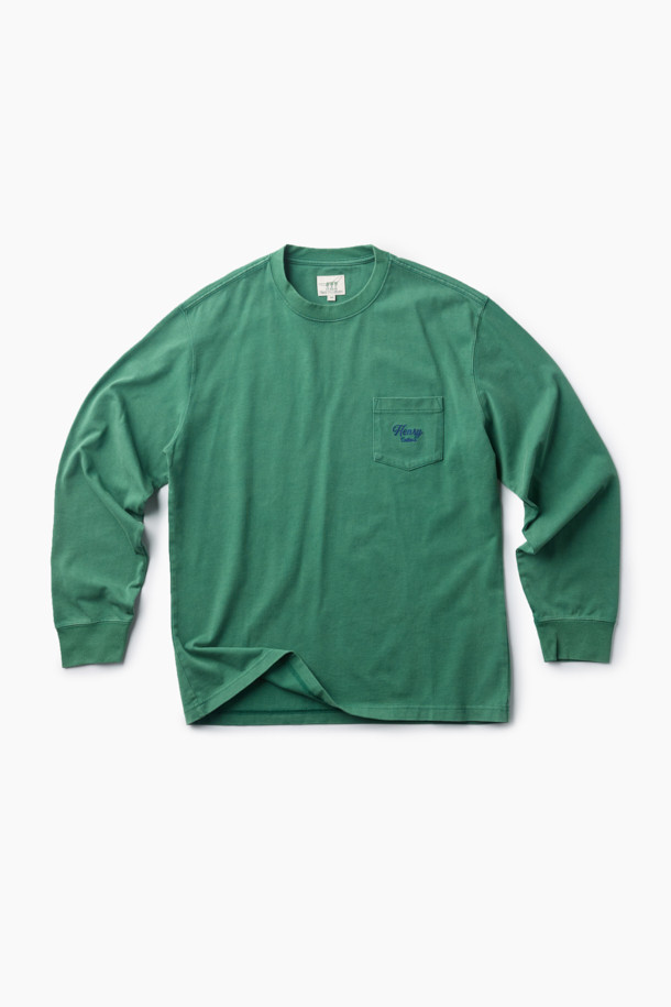 피그먼트 라운드 티는 가을, 겨울 시즌에 어울리는 캐주얼 스타일의 긴소매 티셔츠입니다. 부드러운 면 소재에 루즈핏으로 편안한 착용감을 선사하며, 라운드넥 디자인으로 다양한 스타일 연출이 가능합니다. 그린 컬러의 무지 패턴에 피그먼트 워싱 가공을 더해 빈티지하고 헤리티지한 무드를 자아냅니다. 좌측 가슴 포켓과 자수 디테일이 돋보이며, 싱글 저지 원단으로 제작되어 활용도가 높습니다.
