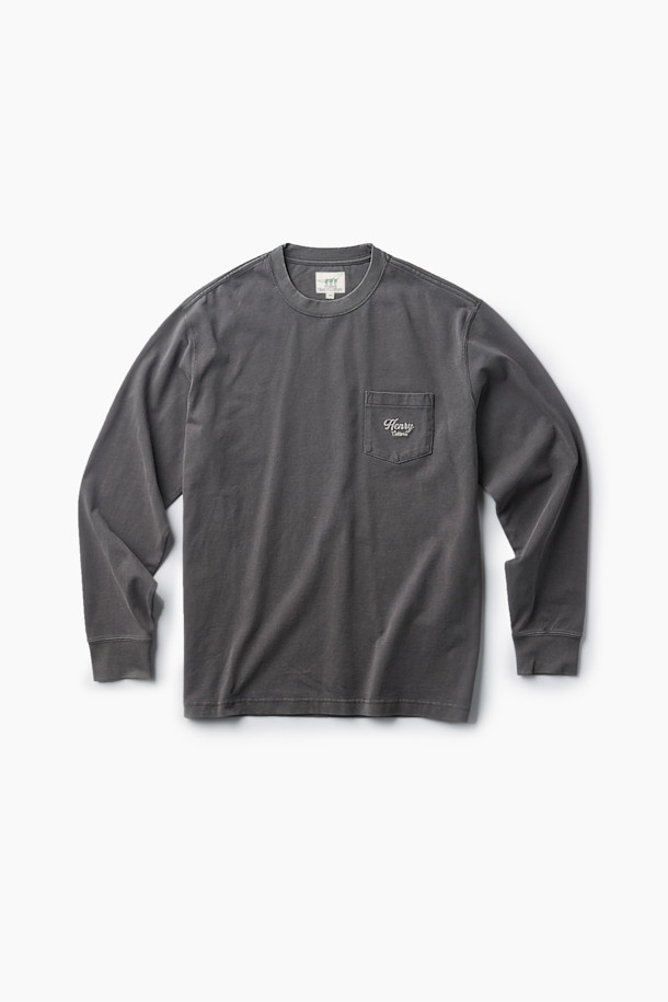 부드러운 면 소재로 제작되어 편안한 착용감을 선사하는 피그먼트 라운드 티입니다. 캐주얼하고 베이직한 스타일로, 가을과 겨울에 활용하기 좋습니다. 톤 다운된 그레이 컬러와 루즈핏으로 어떤 룩에도 자연스럽게 어울립니다. 가슴 포켓 디테일과 자수 포인트가 밋밋함을 덜어주며, 피그먼트 워싱 처리로 헤리티지 무드를 더했습니다. 출근룩 또는 캠핑룩, 캐주얼이나 클래식 스타일 모두 소화 가능한 활용도 높은 아이템입니다.
