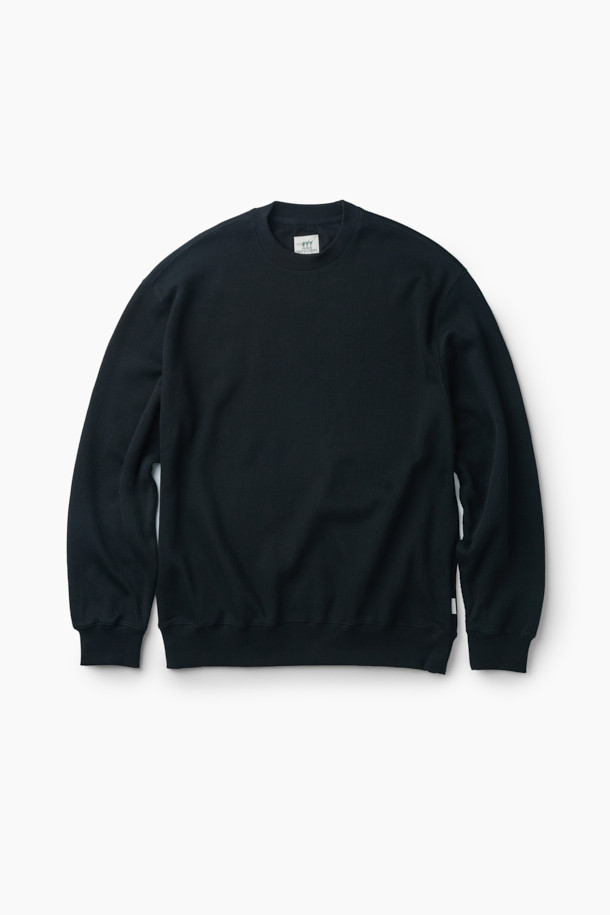 잔조직 맨투맨은 가을과 겨울에 어울리는 두꺼운 두께감의 루즈핏 맨투맨입니다. 블랙 컬러로, 베이직하면서 클래식한 스타일을 연출하기 좋습니다. 립조직 소매단과 밑단, 밀도감 있는 원단으로 제작되어 튼튼하며 입체적인 촉감을 느낄 수 있습니다. 크루넥 디자인에 긴소매로 제작되었으며, 니트 조직 패턴이 돋보입니다. 가슴둘레 118cm로 넉넉한 핏을 제공하여 겨울 데일리룩, 미니멀, 캐주얼 스타일링에 활용하기 좋습니다.
