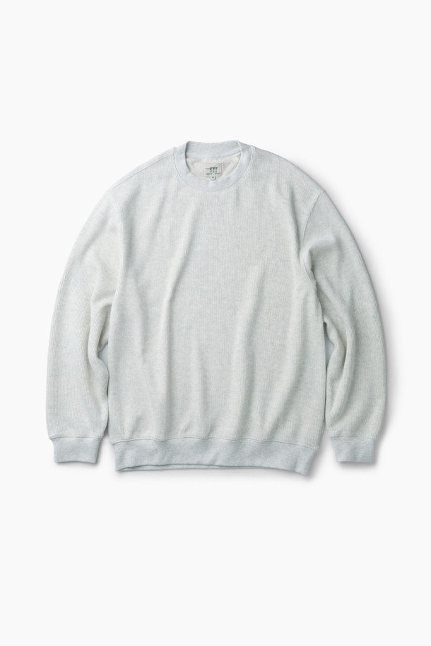 잔조직 맨투맨은 부드러운 면 소재로 제작되어 가을, 겨울철 넉넉하고 포근한 착용감을 선사합니다. 베이직하고 클래식한 무드의 무지 디자인에 루즈핏으로 편안함을 더했으며, 라운드넥과 긴 소매 기장으로 어떤 스타일에도 잘 어울립니다. 니트 조직감의 텍스처가 특징이며, 립 조직으로 마감된 소매와 밑단이 깔끔한 실루엣을 연출합니다. 아이보리, 화이트 두 가지 색상으로 출시되었으며, 가슴둘레 118cm로 여유로운 핏을 제공합니다. 겨울 데일리룩, 집콕룩, 산책룩 등 다양한 상황에서 클래식, 미니멀, 캐주얼 스타일을 연출하기 좋습니다.
