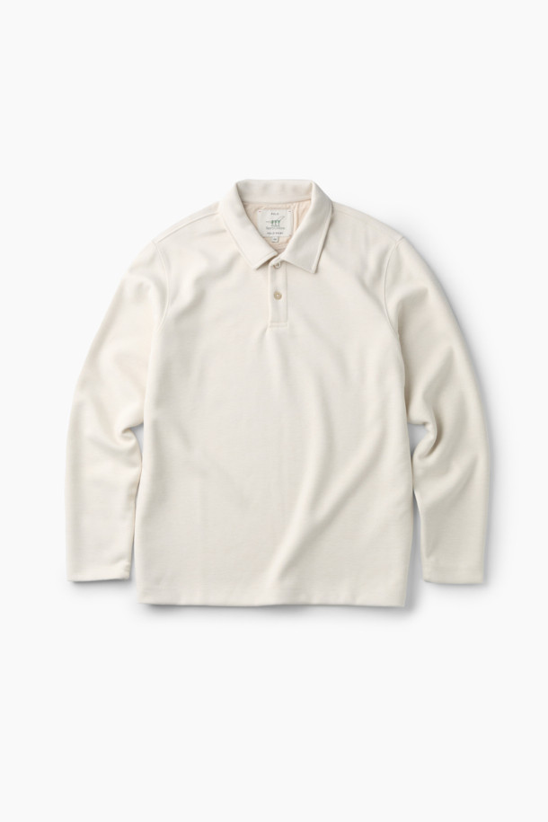 소프트 하이브리드 카라티는 부드러운 촉감의 본딩 원단으로 제작되어 가을, 겨울, 초봄까지 폭넓게 활용 가능한 긴소매 카라티입니다. 클래식한 무드를 연출하며, 레귤러 핏으로 편안한 착용감을 선사합니다. 화이트 컬러에 자개 단추 디테일과 스웨이드 배색 플라켓이 고급스러운 포인트를 더합니다. 보온성을 갖춘 두꺼운 두께감과 양옆 슬릿 디자인으로 활동성을 높였으며, 출근룩, 비즈니스 캐주얼, 겨울 데일리룩 등 다양한 TPO에 잘 어울립니다. 클래식, 미니멀, 캐주얼 스타일을 즐겨 입는 분들께 추천합니다.
