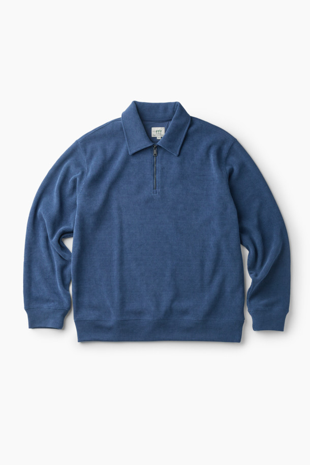 부드러운 코듀로이 소재로 제작되어 따뜻하고 포근한 착용감을 선사하는 집업 카라티입니다. 캐주얼과 클래식 스타일을 모두 아우르는 디자인으로, 가을과 겨울철 데일리룩, 카페룩, 산책룩 등 다양한 TPO에 활용하기 좋습니다. 루즈핏과 긴 소매 기장으로 편안한 착용감을 제공하며, 보온성을 높여 추운 날씨에도 따뜻하게 입을 수 있습니다. 블루 컬러의 무지 디자인에 하프 집업과 지퍼 디테일로 포인트를 주어 미니멀하면서도 세련된 무드를 연출합니다. 카라넥 디자인으로 깔끔한 느낌을 더했습니다.
