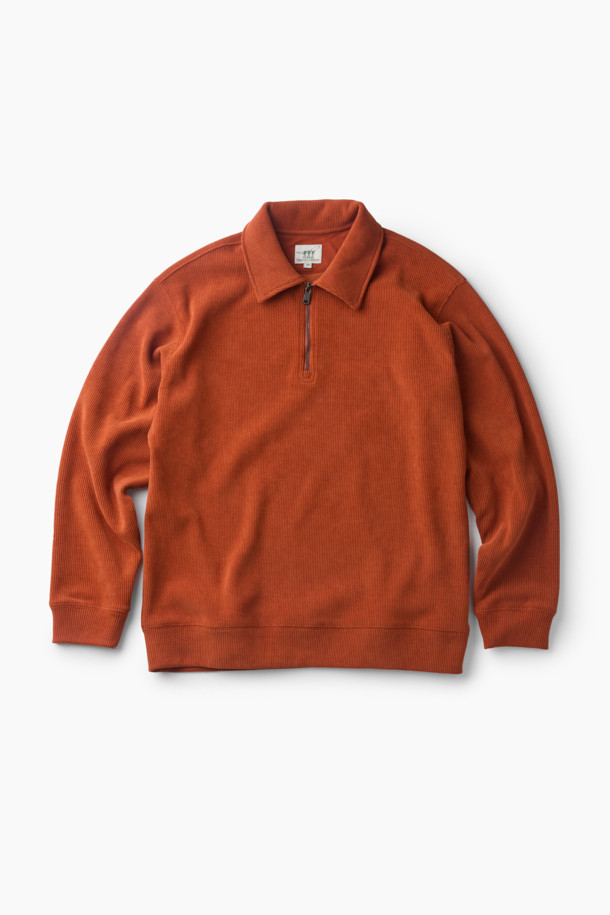 따뜻하고 포근한 분위기를 연출하는 코듀로이 집업 카라티입니다. 부드러운 촉감의 코듀로이 소재와 루즈핏으로 편안한 착용감을 선사하며, 가을과 겨울에 따뜻하게 입기 좋습니다. 클래식하면서도 캐주얼한 스타일을 연출할 수 있으며, 하프 집업 디자인과 골조직 텍스처가 특징입니다. 오렌지, 브라운 두 가지 컬러로 출시되어 취향에 맞게 선택 가능하며, 출근룩이나 모임룩으로 활용하기 좋습니다. 
