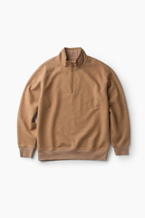 베이지와 브라운 컬러의 텍스처드 하프 집업입니다. 울 소재에 멜란지 패턴으로 포근하고 고급스러운 느낌을 주며, 루즈핏 디자인과 하이넥으로 편안한 착용감을 선사합니다. 가을, 겨울 시즌에 어울리는 두꺼운 두께감으로 보온성을 높였으며, 부드러운 촉감이 특징입니다. 하프 집업 디자인, 넥 안쪽 시보리 립 마감, 소매와 밑단 립 처리, 나일론 배색 디테일로 캐주얼, 클래식, 미니멀 스타일 모두 소화 가능합니다. 출근룩이나 캠핑룩 등 다양한 TPO에 활용해보세요.
