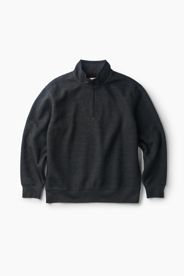 가을, 겨울 시즌에 어울리는 텍스처드 하프 집업 스웻셔츠입니다. 부드러운 울 소재와 하이넥 디자인으로 보온성을 높였으며, 멜란지 패턴으로 세련된 무드를 더했습니다. 캐주얼, 클래식, 미니멀 스타일을 소화하며 출근룩으로도 활용하기 좋습니다. 하프 집업 지퍼와 넥, 소매, 밑단 립 처리, 나일론 배색 디테일로 완성도를 높였습니다. 루즈핏으로 편안한 착용감을 선사합니다.
