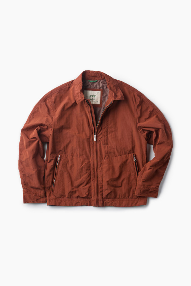 가을 채트윈 점퍼는 쌀쌀한 가을 날씨에 가볍게 걸치기 좋은 베이직한 디자인의 점퍼입니다. 부드러운 촉감의 면, 폴리에스테르, 나일론 혼방 소재로 제작되어 편안한 착용감을 선사합니다. 발수 가공과 보온 기능을 갖춰 쾌적하게 입을 수 있으며, 셔츠형 디자인과 베이직핏으로 캐주얼하고 미니멀한 스타일을 연출합니다. 래글런 소매(뒷판)와 셋인 소매(앞판) 디자인, 지퍼 포켓, 가슴 포켓, 부분 안감 디테일로 실용성을 더했습니다. 여행룩, 산책룩 등 다양한 TPO에 활용하기 좋은 아이템입니다.
