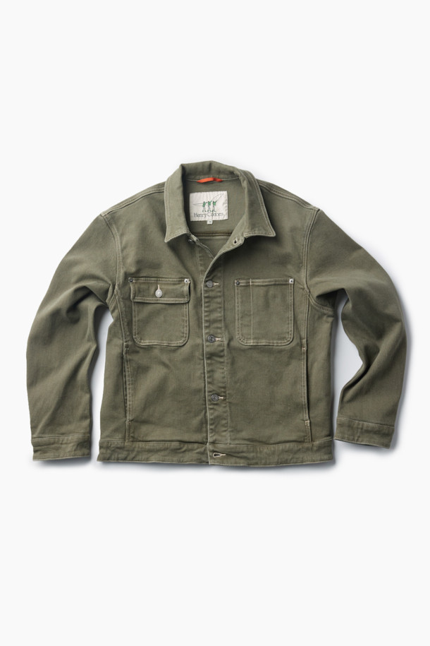 세련된 워크웨어 무드의 데님 스트레치 점퍼입니다. 빈티지한 카키 컬러와 무지 디자인이 어우러져 다양한 스타일을 연출하기 좋습니다. 가슴 포켓, 멀티 포켓, 리벳 장식, 밑단 비죠 디테일 등 섬세한 디테일이 돋보이며, 컴포트핏으로 편안한 착용감을 선사합니다. 신축성 있는 데님 소재로 활동성을 높였으며, 크롭 기장과 긴 소매 디자인으로 트렌디함을 더했습니다. 데이트룩, 모임룩 등 캐주얼하고 미니멀한 스타일을 연출하고 싶을 때 적합합니다.
