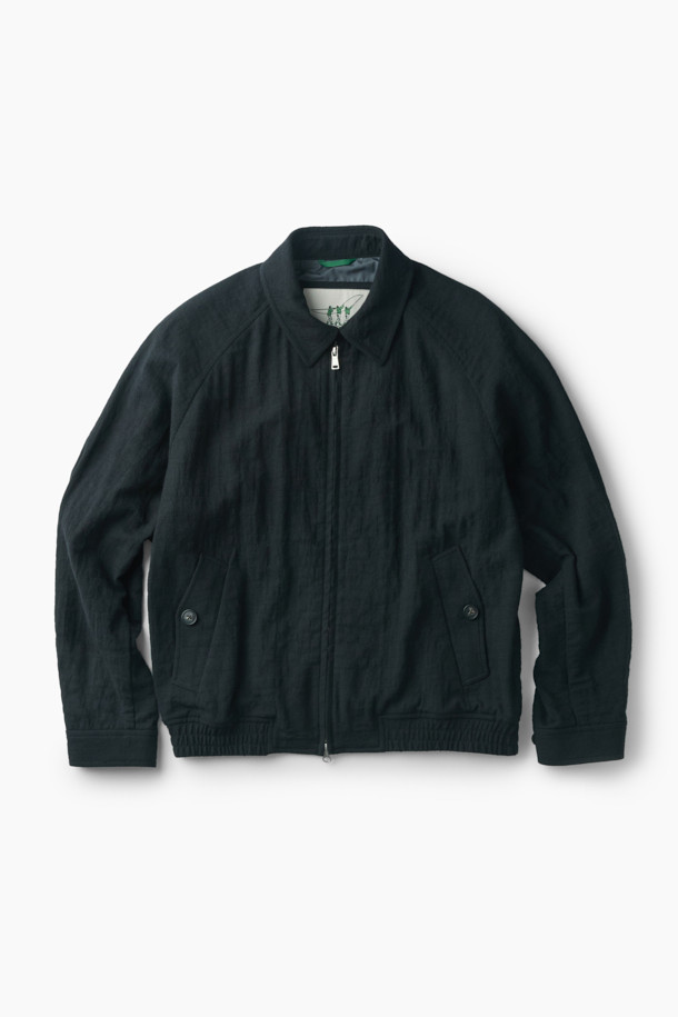 **[Italian Fabric] 크리즈 울 집업 블루종**

이탈리안 원단의 [Italian Fabric] 크리즈 울 집업 블루종은 미니멀하고 클래식한 스타일을 추구하는 남성분들을 위한 가을 시즌 필수 아이템입니다. 톤 다운된 블루 컬러가 세련된 느낌을 주며, 부드러운 울 소재로 제작되어 편안한 착용감을 선사합니다. 셔츠 카라와 투웨이 지퍼, 래글런 소매, 사이드 포켓, 부분 안감, 크리즈 텍스처 등 섬세한 디테일이 돋보이는 제품입니다. 컴포트 핏으로 제작되어 출근룩, 비즈니스 캐주얼, 모임룩 등 다양한 TPO에 활용 가능하며, 클래식, 미니멀, 시크한 스타일을 연출하기에 좋습니다.
