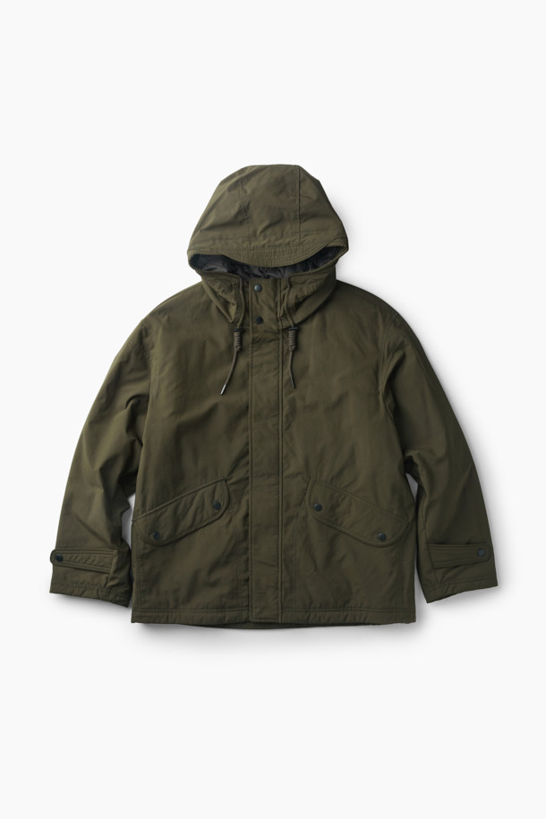 가을 시즌 아웃도어 활동과 일상에서 활용하기 좋은 패디드 후드 점퍼입니다. 카키와 올리브 두 가지 색상으로 출시되었으며, 세미 오버핏으로 편안한 착용감을 선사합니다. 발수 가공된 나일론, 폴리에스테르 혼방 소재에 두꺼운 패딩 충전재를 사용하여 보온성을 높였습니다. 후드 일체형 디자인과 스트링 디테일, 사이드 플랩 포켓, 소매 턱 디테일이 특징이며, 캠핑룩, 등산룩, 여행룩, 고프코어 및 캐주얼 스타일을 연출하기 좋습니다.
