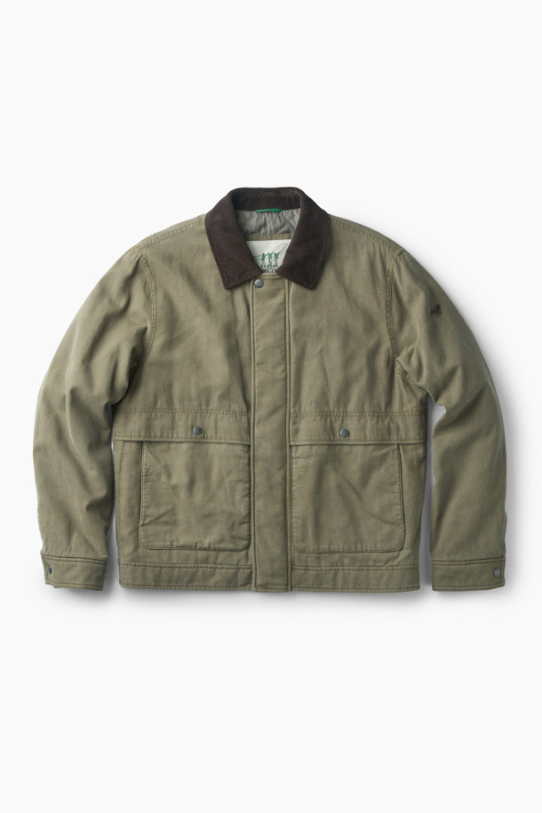 부드러운 코듀로이 소재의 패디드 워싱 디트로이트 점퍼입니다. 워크웨어 무드를 연출하는 컴포트핏으로, 가을에 어울리는 두꺼운 두께감과 긴 소매 기장이 특징입니다. 카키와 올리브 두 가지 색상으로 제공되며, 플랩 디테일, 피그먼트 워싱, 바이오 워싱, 비죠 디테일, 사이즈 조절 기능으로 디자인의 완성도를 높였습니다. 일상복은 물론 가을 나들이룩, 캠핑룩에도 잘 어울리는 워크웨어 스타일의 캐주얼 점퍼입니다.
