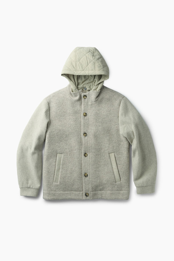 이탈리안 패브릭 디테처블 후드 울 다운 점퍼는 겨울철 당신의 스타일을 책임질 아우터입니다. 고급스러운 이태리 울 원단을 사용하여 부드러운 촉감과 따뜻함을 선사하며, 베이직하고 클래식한 디자인으로 어떤 룩에도 잘 어울립니다. 탈착 가능한 후드로 다양한 스타일 연출이 가능하며, 구스다운 충전재와 퀼팅 디테일로 보온성을 높였습니다. 차분한 그레이 컬러와 베이직핏, 사이드 포켓 디자인으로 출근룩, 오피스룩, 모임룩 등 TPO에 구애받지 않고 시크하고 미니멀한 스타일을 완성할 수 있습니다. 
