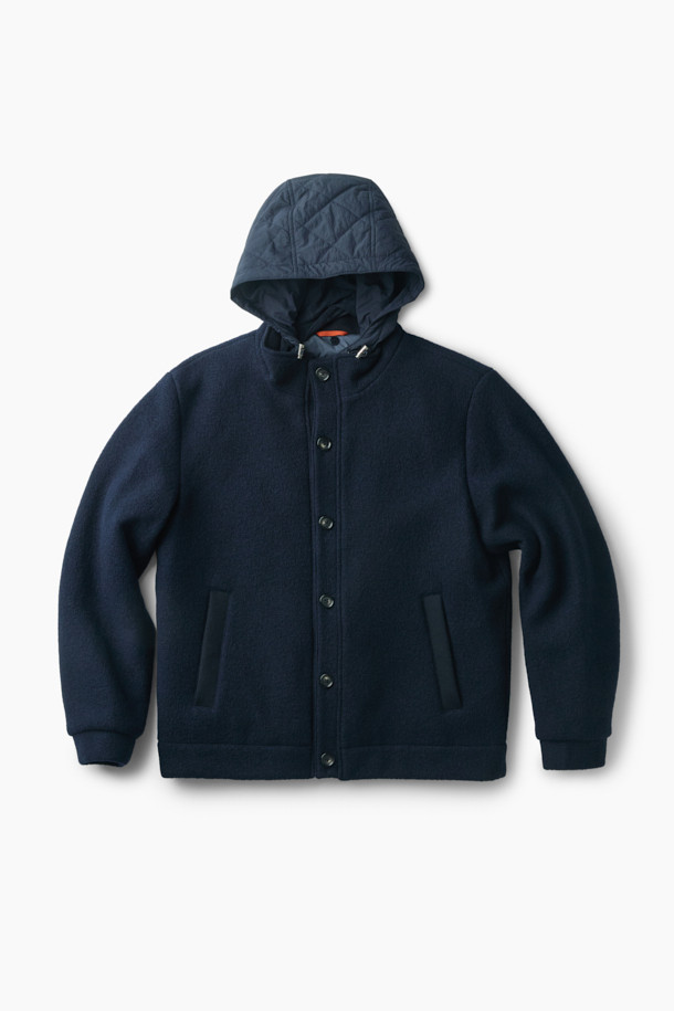 이탈리안 원단으로 제작된 탈착 가능한 후드 울 다운 점퍼입니다. 네이비 컬러의 베이직한 디자인으로, 겨울철 일상, 산책, 여행 등 다양한 TPO에 활용하기 좋습니다. 부드러운 촉감의 울 소재와 구스다운 충전재를 사용하여 보온성과 경량성을 모두 갖췄습니다. 탈착 가능한 후드와 퀼팅 디테일, 울 펠트 배색이 특징이며, 사이드 포켓으로 실용성을 더했습니다. 베이직핏으로 클래식, 미니멀, 캐주얼 스타일을 연출하기에 용이합니다.
