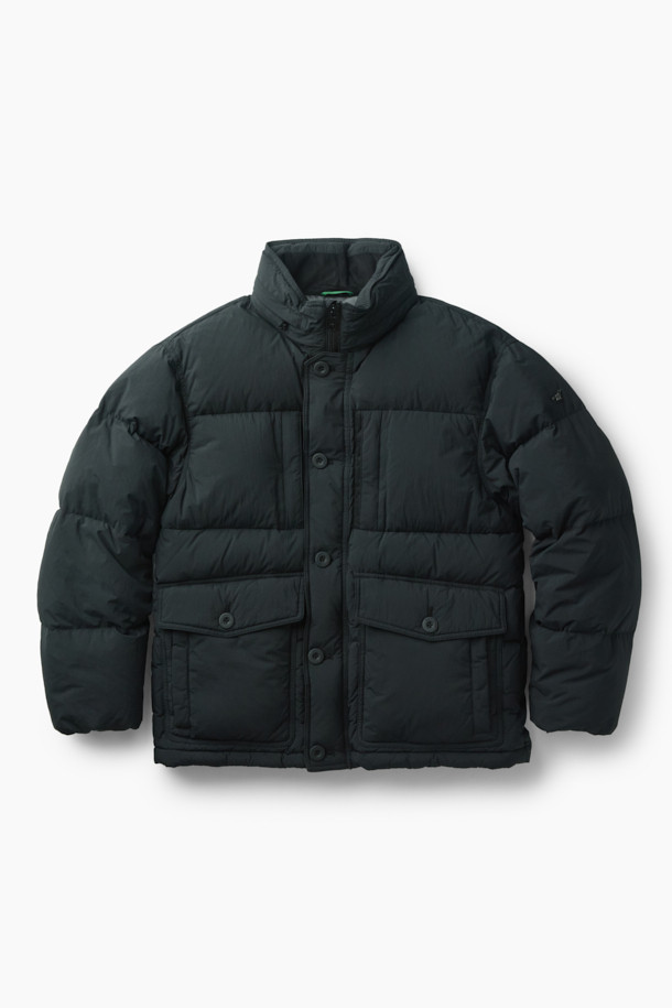 세미 오버핏으로 편안하게 착용 가능한 퀼팅 다운 점퍼입니다. 겨울철 추위를 막아주는 두꺼운 두께감과 보온 및 방풍 기능으로 따뜻함을 제공합니다. 부드러운 촉감의 나일론 소재와 블랙 컬러의 무지 디자인으로 캐주얼, 미니멀, 클래식 등 다양한 스타일 연출에 활용할 수 있습니다. 멀티 포켓, 지퍼 테이프 부분 노출, 밑단 스트링, 내장 후드, 벨보아 넥 안감, 이너 커프스 엘라스틱 밴드, 머스코비 다운 충전재 등 디테일이 돋보입니다. 출근룩, 여행룩 등 일상에서 폭넓게 활용 가능하며, 긴 소매와 지퍼형 여밈 방식으로 편의성을 더했습니다.
