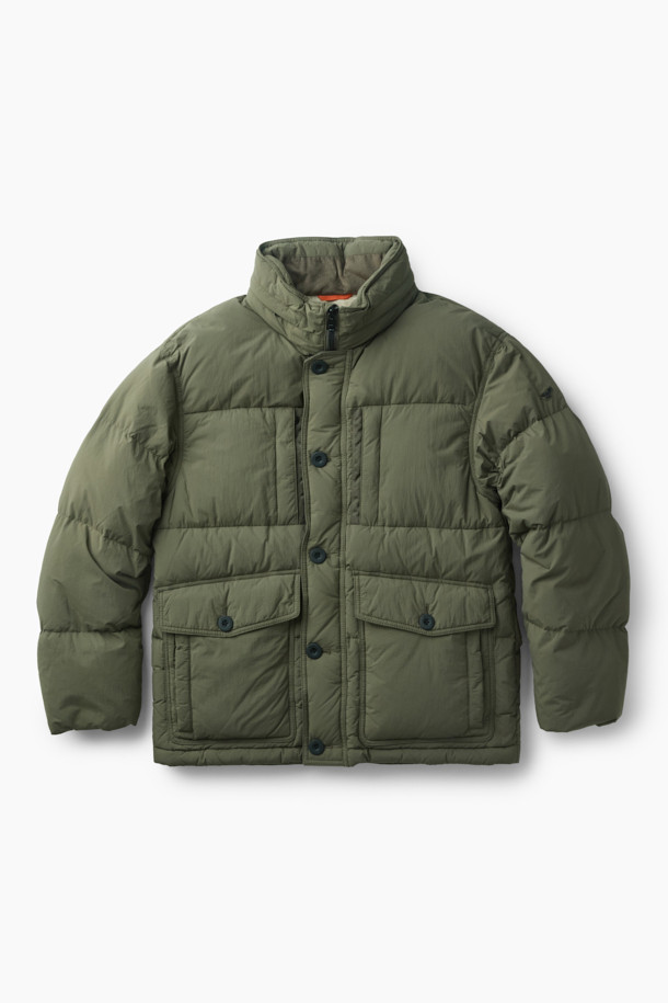 **퀼팅 다운 점퍼**

쌀쌀한 겨울 날씨에도 따뜻함과 스타일을 놓치지 않도록 퀼팅 디자인의 다운 점퍼를 소개합니다. 카키와 올리브 두 가지 색상으로 출시되어, 캐주얼, 미니멀, 시티보이 룩을 연출하기 좋습니다. 부드러운 나일론 소재와 두꺼운 두께감으로 보온성과 방풍 기능을 제공하며, 세미 오버핏으로 편안하게 착용 가능합니다. 멀티 포켓, 지퍼 테이프 노출, 밑단 스트링, 후드 내장, 벨보아 넥 안감, 이너 커프스 엘라스틱 밴드, 머스코비 다운 충전재 등 다양한 디테일이 돋보입니다. 출근룩과 여행룩 모두에 활용할 수 있는 실용적인 아이템입니다.
