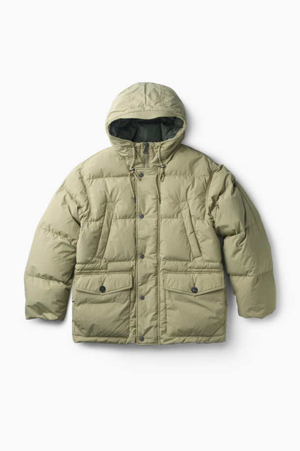 쌀쌀한 겨울 날씨에도 따뜻함을 선사할 사파리 후디 다운 점퍼입니다. 베이지 색상의 세미 오버핏으로 밀리터리 무드와 모던함을 동시에 느낄 수 있습니다. 방풍 기능과 보온성을 갖춘 두꺼운 두께감의 나일론 소재로 제작되었으며, 후드 스트링, 가슴 및 사이드 아웃 포켓 디테일로 실용성을 더했습니다. 허리 스트링 조절, 후드 버클 비죠, 이너 커프스 엘라스틱 밴드, 머스코비 다운 충전재를 통해 더욱 꼼꼼하게 보온성을 높였습니다. 겨울 데일리룩, 산책룩, 여행룩 등 다양한 TPO에 캐주얼, 미니멀, 클래식 무드로 연출하기 좋습니다.
