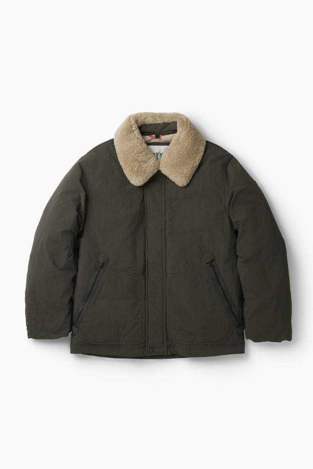 스핏파이어 베이직 다운 점퍼는 겨울철 일상과 출근룩에 모두 잘 어울리는 아우터입니다. 밀리터리 스타일과 베이직한 디자인이 조화롭게 어우러져 클래식, 미니멀, 캐주얼 등 다양한 스타일을 연출할 수 있습니다. 카키 색상의 무지 디자인에 두꺼운 두께감과 거친 촉감의 나일론 소재를 사용하여 보온성을 높였습니다. 탈착 가능한 리얼 무통 카라와 립 커프스, 노출 지퍼 포켓, 삼각무 패치 등의 디테일이 돋보이며, 머스코비 다운 충전재로 따뜻함을 더했습니다. 베이직핏의 긴 소매 다운 점퍼로, 지퍼 여밈 방식으로 편안하게 착용할 수 있습니다.
