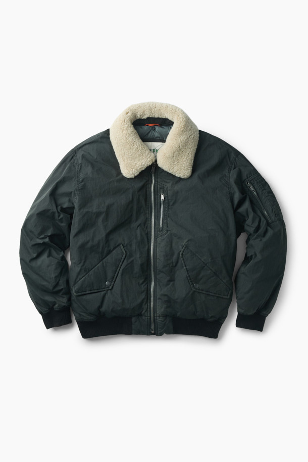 스핏파이어 이팩트 다운 블루종은 남성용 겨울 점퍼입니다. 빈티지 밀리터리 스타일의 오버핏 블루종으로, 톤 다운된 블루 컬러와 무지 디자인이 특징입니다. 두꺼운 나일론 소재와 구스다운 충전재, 안감으로 보온성을 높였습니다. 탈부착 가능한 무통 카라, 시보리 소맷단/밑단, 사이드 플랩 포켓, 소매 지퍼 포켓, 패치 지퍼 포켓 등의 디테일이 돋보이며, 출근룩과 여행룩, 캐주얼, 클래식, 미니멀 스타일 모두 소화 가능합니다. 지퍼형 여밈 방식으로 편안하게 착용할 수 있습니다.
