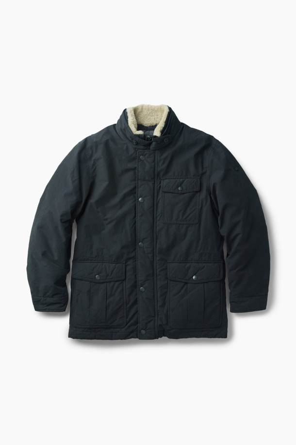 스핏파이어 사파리 다운 점퍼는 겨울철 일상과 출근룩에 모두 잘 어울리는 베이직핏 다운 점퍼입니다. 모던하고 클래식한 스타일의 무지 디자인으로, 허리 엘라스틱 스트링으로 사이즈 조절이 가능합니다. 넉넉한 두께감과 부드러운 촉감의 나일론, 폴리에스테르 혼방 소재로 제작되었으며, 구스다운 충전재를 사용하여 보온성을 높였습니다. 3포켓 구성과 액션 플리츠 디테일, 탈부착 가능한 무통 패널을 갖추어 실용성을 더했습니다. 긴 소매 기장의 사파리 코트 타입으로, 스냅 버튼 여밈 방식을 적용했습니다.
