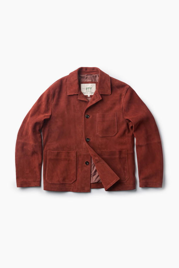 부드러운 촉감의 램 스웨이드 소재로 제작된 초어 재킷입니다. 가을 계절에 어울리는 브릭 컬러와 여유로운 핏으로 캐주얼 또는 클래식 스타일을 연출할 수 있습니다. 3개의 아웃포켓 디테일과 높은 통기성, 수분감을 갖춰 활동성은 물론 편안함까지 선사합니다. 데이트룩, 모임룩, 출근룩 등 TPO에 구애받지 않고 다양하게 활용 가능합니다. 가슴둘레 115cm 기준으로 제작되었습니다.
