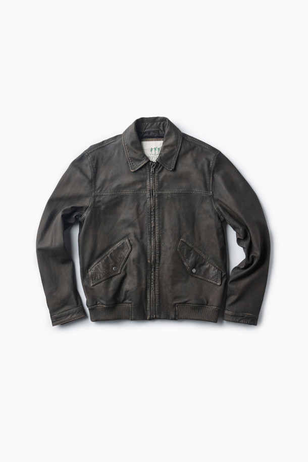 베지터블 레더 이팩트 블루종은 부드러운 촉감의 베지터블 램스킨 가죽으로 제작되어 가을 시즌, 데이트룩, 가을 나들이룩, 겨울 데일리룩에 활용하기 좋은 아우터입니다. 클래식과 캐주얼 무드를 넘나들며, 루즈핏으로 편안한 착용감을 선사합니다. 하이넥 실루엣과 플랩 포켓, 립 마감 디테일이 돋보이며, 투톤 워싱 이펙트와 은은한 광택감이 특징입니다. 집업 스타일로 간편하게 착용 가능하며, 미니멀한 스타일을 선호하는 분들께 추천합니다. 블랙 컬러의 무지 디자인으로, 어떤 옷에도 쉽게 매치할 수 있습니다.
