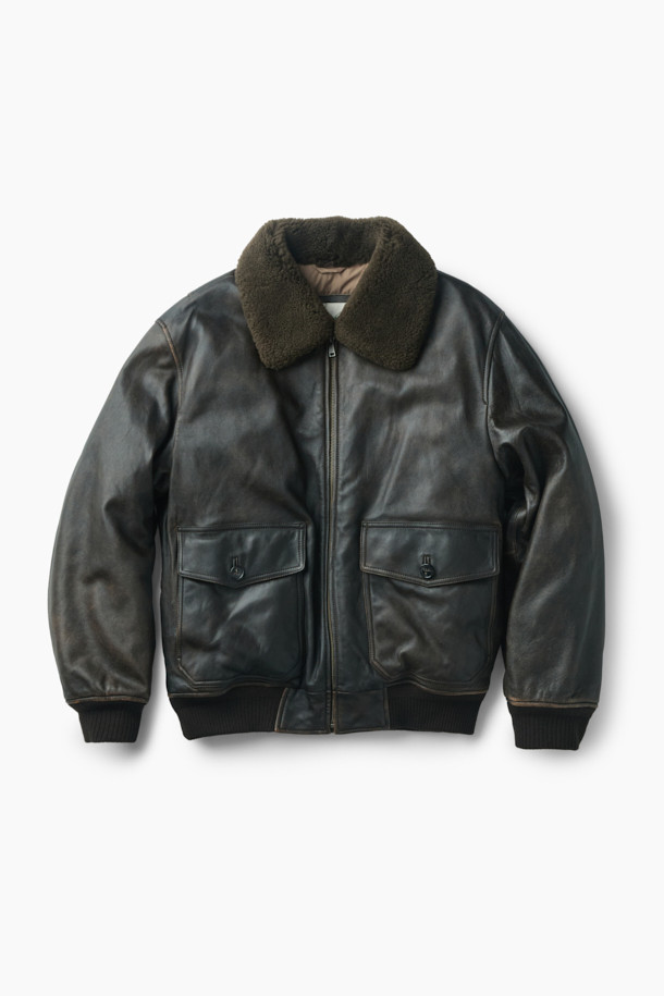 Spitfire(스핏파이어) 베지터블 레더 블루종은 부드러운 양가죽 소재와 클래식한 디자인으로 제작된 겨울용 아우터입니다. 릴랙스핏으로 편안한 착용감을 선사하며, 천연 퍼 칼라, 유러피안 구스 다운, 패치 포켓, 액션 플리츠, 페이딩 워싱, 투톤 컬러 등의 특징이 돋보입니다. 짙은 블루 색상과 두꺼운 두께감으로 보온성을 높였으며, 데이트룩, 출근룩, 모임룩 등 다양한 TPO에 활용 가능합니다. 미니멀하고 시크한 스타일을 연출하기에 좋은 아이템입니다. 집업 방식으로 간편하게 여밀 수 있습니다.
