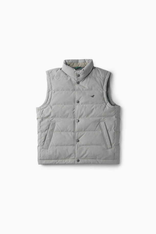 폴리 스웨이드 다운 베스트는 부드러운 촉감의 폴리에스터, 나일론, 구스다운 충전재를 사용하여 제작되었으며, 가을과 겨울철에 따뜻하게 착용할 수 있습니다. 클래식과 캐주얼 스타일을 모두 아우르는 디자인으로, 일상생활에서 폭넓게 활용 가능합니다. 넥과 앞단 안쪽에 배색 처리가 되어있으며, 레귤러핏에 스냅 여밈 방식으로 편안하게 착용할 수 있습니다. 두꺼운 두께감으로 보온성을 높였으며, 민소매 디자인으로 간절기에는 단독으로, 겨울철에는 이너 베스트로 활용하여 스타일리시하게 연출할 수 있습니다. 그레이 컬러의 무지 디자인으로 어떤 옷에도 쉽게 매치할 수 있으며, 겨울 데일리룩과 산책룩에 모두 잘 어울립니다.
