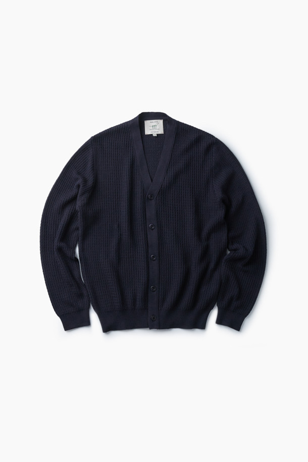 가을 베이직 Y 가디건은 가을과 겨울에 어울리는 두꺼운 두께감의 긴소매 가디건입니다. 네이비 색상으로, 출근룩, 클래식, 미니멀, 캐주얼 스타일에 모두 잘 어울립니다. 면, 레이온, 린넨 혼방의 부드러운 촉감과 헤링본 패턴이 특징이며, 이중 조직으로 제작되어 볼륨감 있는 디자인을 연출합니다. 7월부터 12월까지 간절기에도 착용하기 적합하며, 청량한 원사를 사용하여 쾌적하게 착용할 수 있습니다. V넥 레귤러핏 디자인으로 어떤 스타일에도 쉽게 매치할 수 있습니다.
