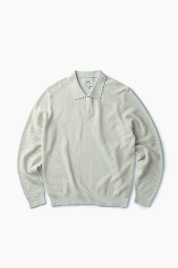 **코튼 캐시 폴로 니트**는 부드러운 촉감의 코튼과 캐시미어 블렌드 소재로 제작되어 가을, 겨울 시즌에 따뜻하게 착용하기 좋습니다. 잔조직 변형 와플 조직과 루즈핏 디자인으로 베이직하면서도 클래식한 스타일을 연출하며, 뛰어난 신축성을 자랑합니다. 카라 디자인과 긴소매, 아이보리 및 화이트 컬러의 무지 디자인은 출근룩, 모임룩 등 다양한 TPO에 활용하기 좋습니다. 가슴둘레 110cm로 넉넉한 핏을 제공하며, 보온성이 뛰어나 추운 날씨에도 포근함을 느낄 수 있습니다.
