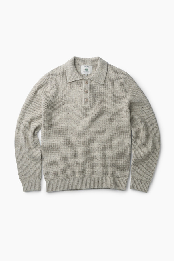 가을, 겨울 시즌에 어울리는 와플 조직 폴로 니트입니다. 부드러운 촉감의 이탈리아 수입 방모 혼방 울 소재를 사용하여 따뜻하고 편안한 착용감을 선사합니다. 루즈핏으로 제작되어 캐주얼한 스타일을 연출하며, 출근룩이나 모임룩으로 활용하기 좋습니다. 세미 와이드 립 조직 카라와 2×2 립 조직 앞단, 네프얀 소재가 디자인의 포인트입니다. 그레이 컬러의 긴소매 폴로넥 디자인으로, 클래식하고 미니멀한 스타일을 즐기기에 좋습니다.