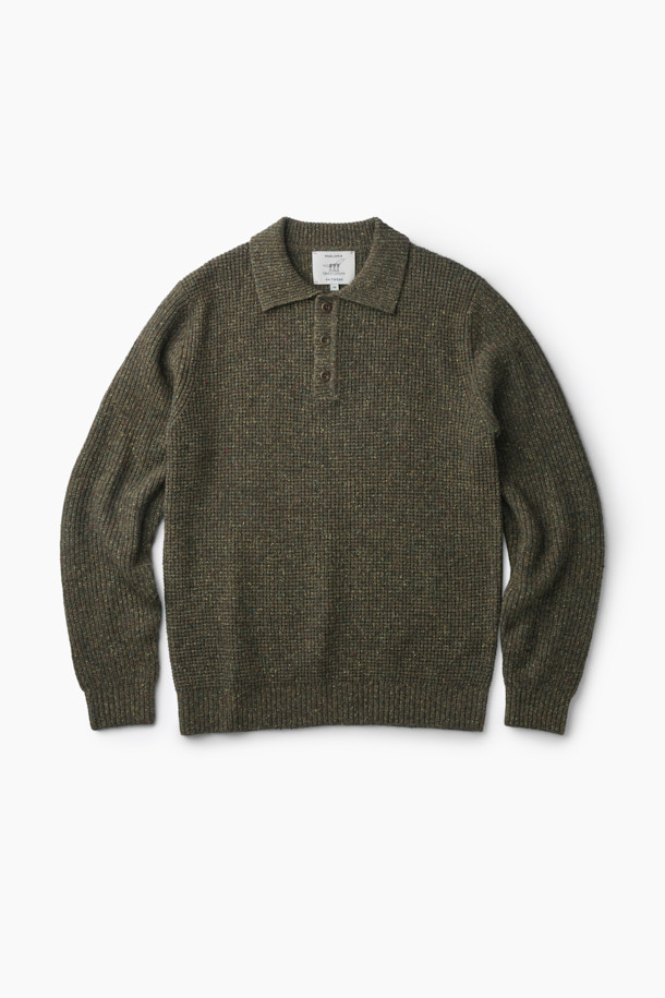 가을과 겨울을 위한 와플 조직 폴로 니트입니다. 이탈리아 수입 방모 혼방 울 소재로 제작되어 부드러운 촉감을 선사하며, 두꺼운 두께감으로 따뜻함을 더합니다. 캐주얼, 클래식, 미니멀 스타일을 모두 아우르는 디자인으로, 출근룩과 모임룩에 활용하기 좋습니다. 네프얀 소재를 사용하여 은은한 멋을 내며, 세미 와이드 립 조직 카라와 2×2 립 조직 앞단이 특징입니다. 루즈핏으로 편안하게 착용 가능하며, 카키 색상과 긴 소매 기장이 돋보입니다.