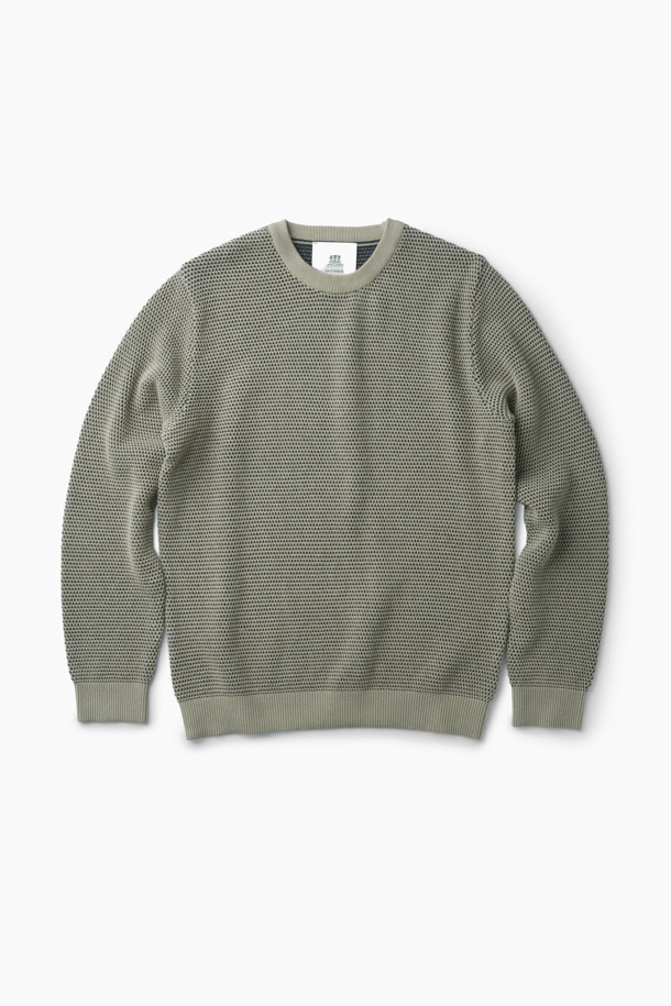 겉과 속을 다른 컬러로 편직하여 은은한 멋을 더한 잔조직 라운드 풀오버입니다. 코튼과 캐시미어 혼방 소재로 제작되어 부드러운 촉감과 보온성을 자랑하며, 가을부터 겨울까지 폭넓게 활용할 수 있습니다. 허니콤 패턴의 잔잔한 텍스처가 돋보이며, 이중 편직 기법으로 볼륨감 있는 실루엣을 연출합니다. 세미 루즈핏 라운드넥 디자인으로, 출근룩이나 모임룩 등 다양한 TPO에 클래식, 미니멀, 캐주얼 스타일로 코디할 수 있습니다. 9월부터 2월까지 착용하기 좋습니다.
